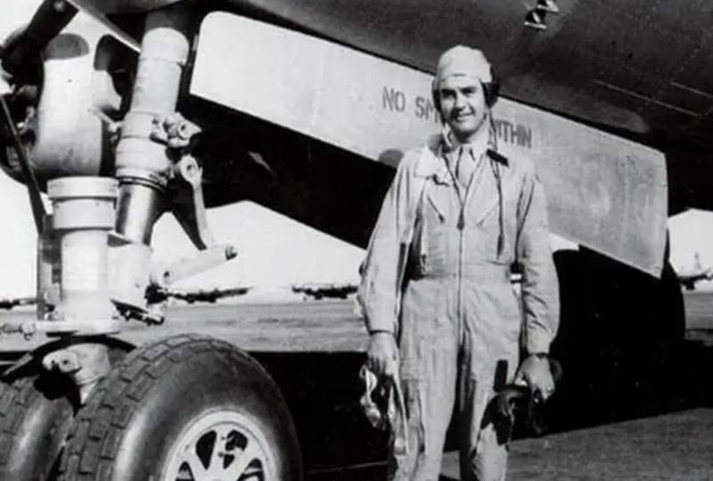 1945年，美军飞行员保罗在日本投下原子弹，造成20万日本人死亡。日方要求保罗道