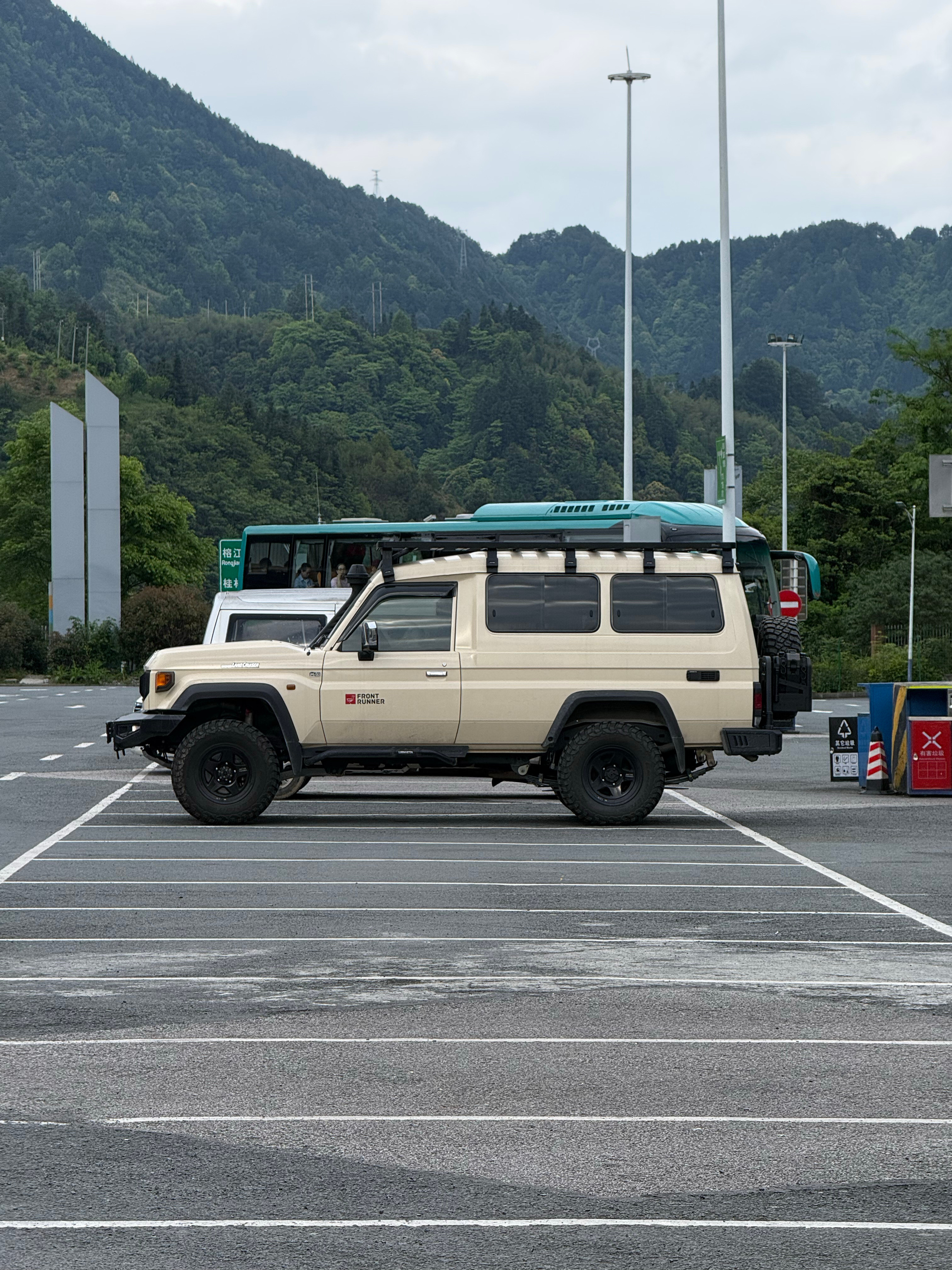 服务区看到一辆丰田兰德酷路泽LC78，这玩意儿的颜色实在是太显眼了，主要是这车