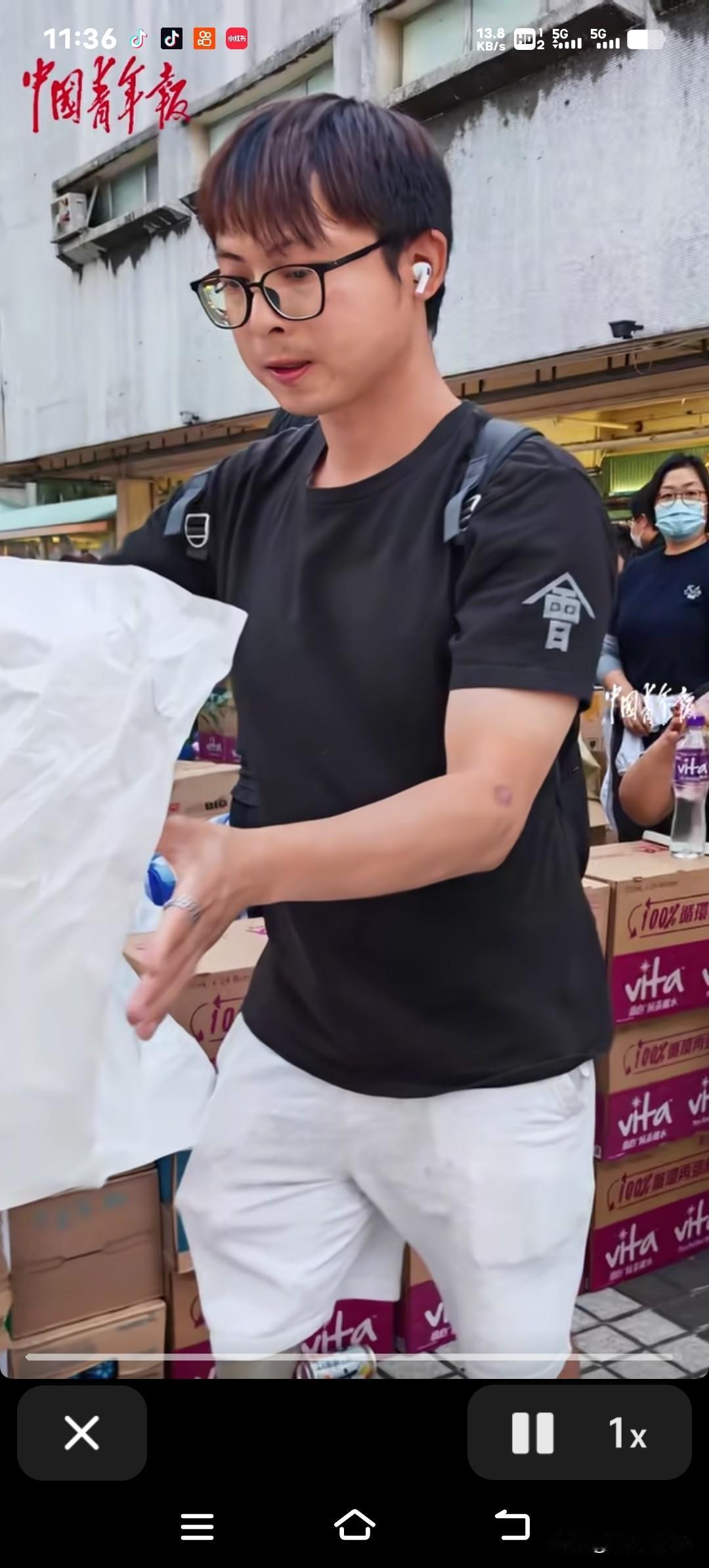 香港宏福苑那场大火，真是让人揪心！有个28岁的长春小伙叫辛先生，他刚到香港定居没