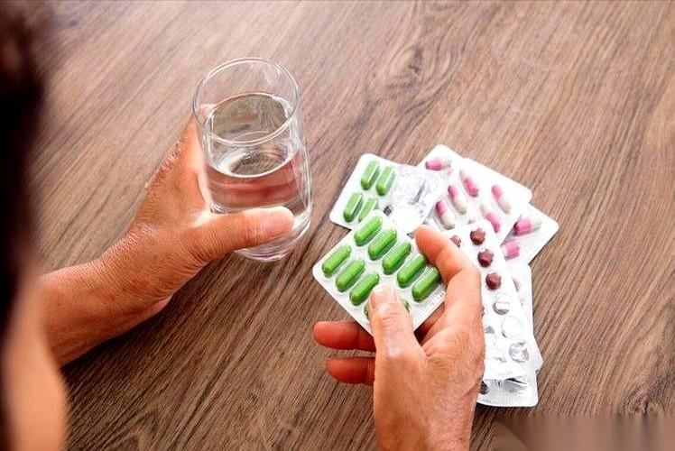 降血脂的他汀，几乎成了家里老人的标配。但很多人不知道，厨房里一个再普通不过的水果