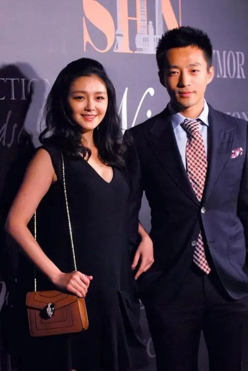 记者问王思聪：“现在谁是你最羡慕人？”王思聪想都没想，直接说道：“汪小菲，中年得