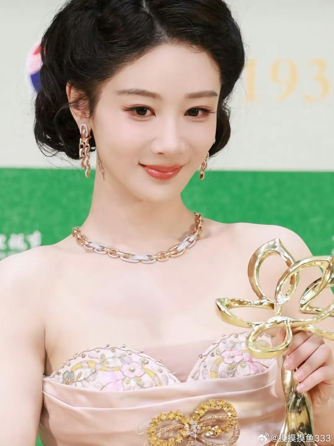 杨紫粉底液我只想知道杨紫的口红是什么色号……来个大神告诉我