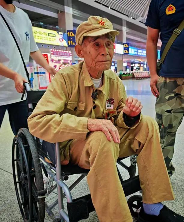杨天银（1934年-2025年9月30日），男，江苏徐州铜山区人，抗美援朝老兵。