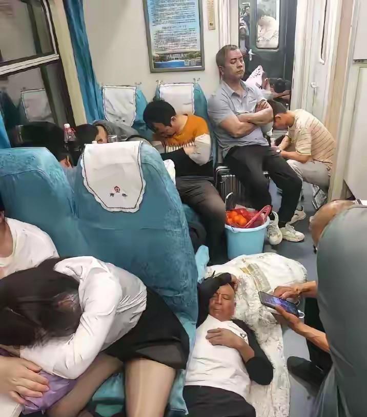 这么多年都过去了，绿皮火车上的座位还是这样设计的，真是让人匪夷所思啊！不知道大