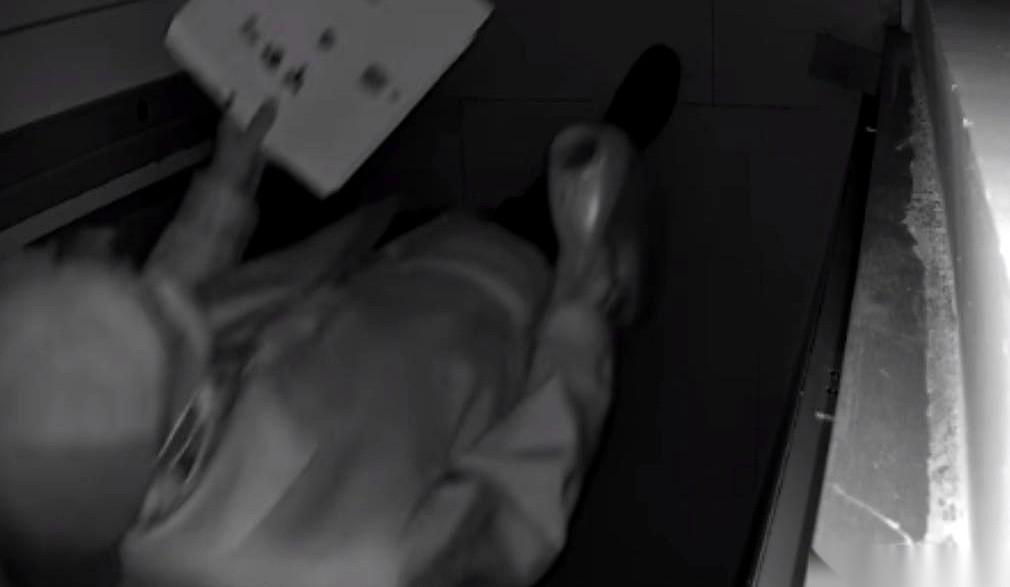 云南曲靖一户人家的监控，拍下了可能是近几年最恶心的一幕。一个男人，凌晨三点，正