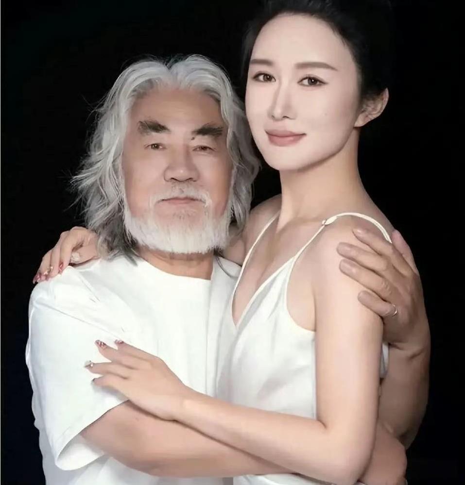 已经75岁的张纪中，在直播间带货时，含泪向小自己31岁的娇妻表白“我这长相确实配