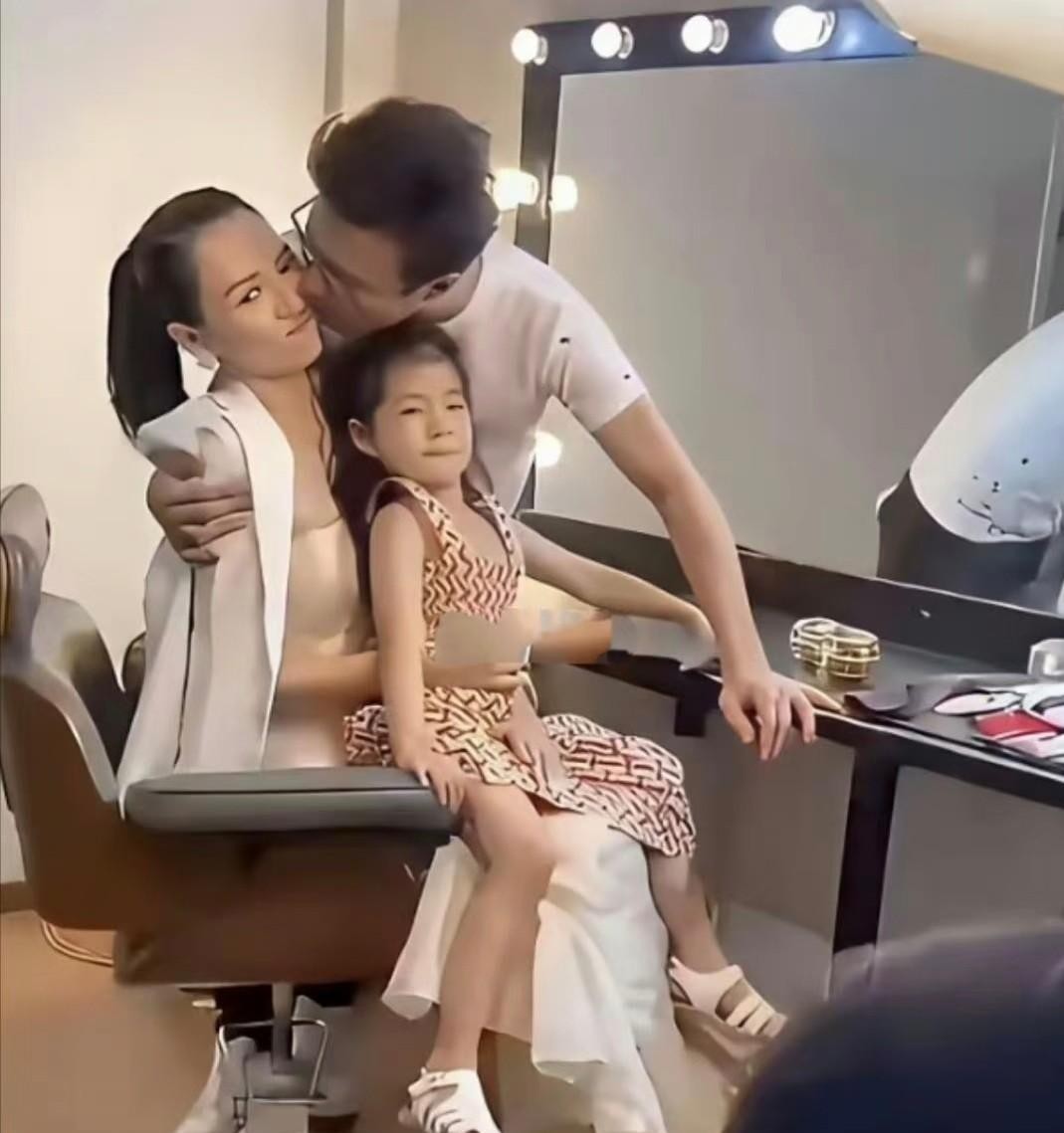 汪峰章子怡那张探班合照，后来被翻出来当成了离婚的注脚。当年汪峰带醒醒去化妆间探班，章子怡抱着女儿坐在