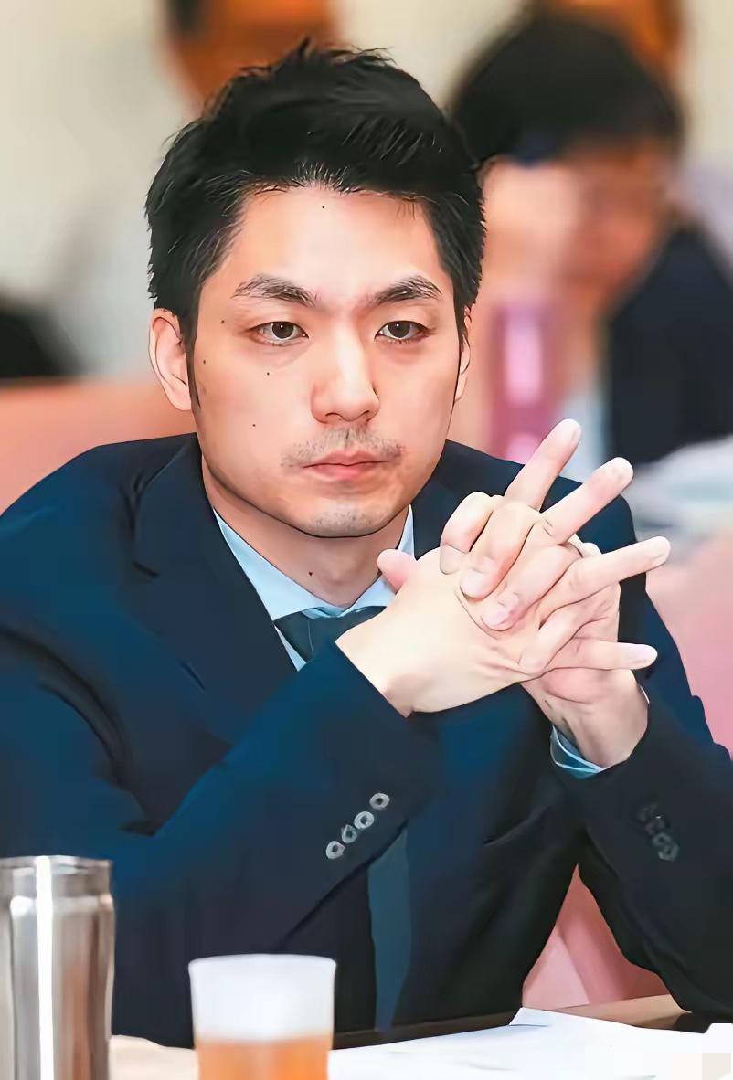 最近蒋家那个后人，又喊话想把两口棺椁迁回大陆，奉化那边连地都有人提过选好了。我