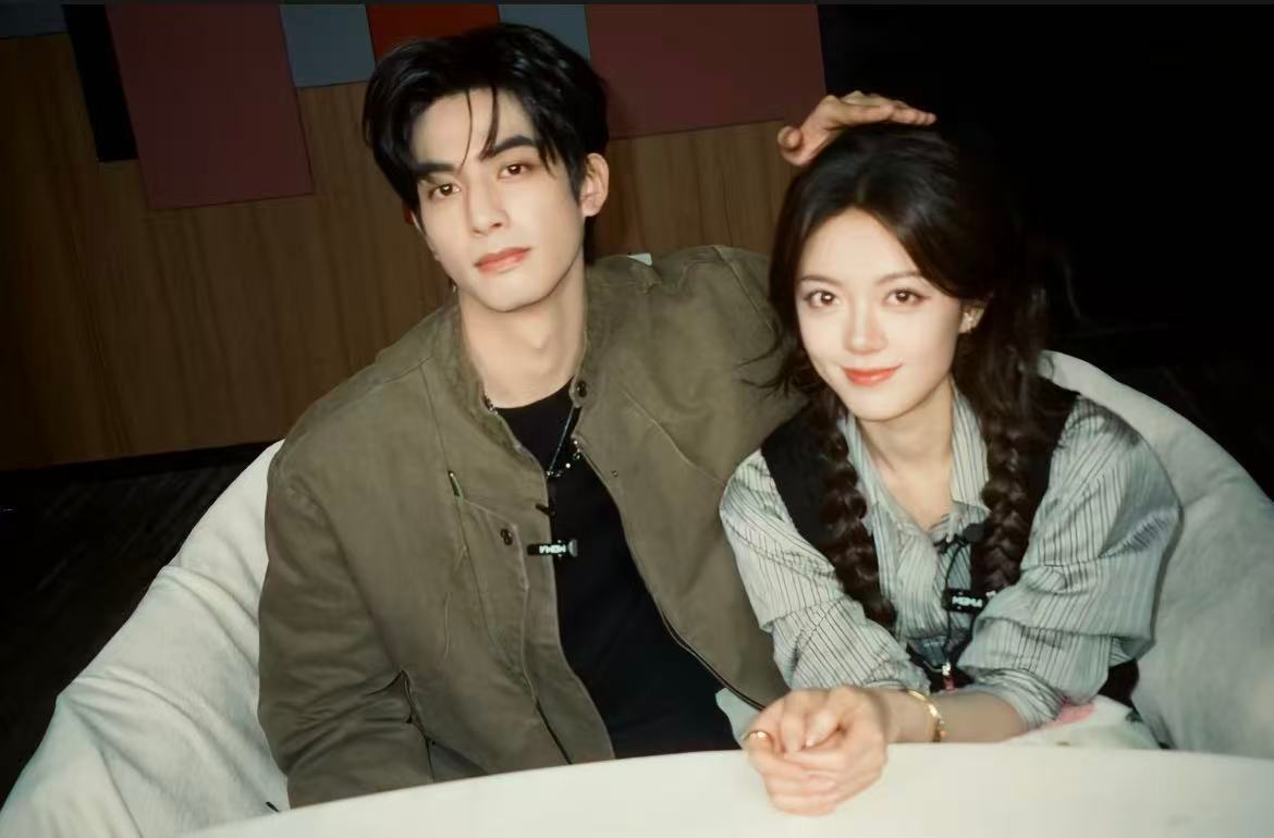 赵今麦宋威龙破三万胶片照赵今麦宋威龙摸头杀赵今麦宋威龙摸头杀！赵今麦、宋威龙《