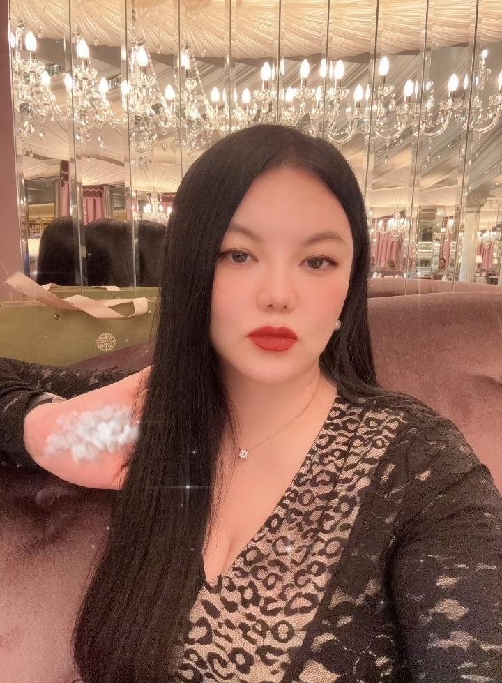 好奇李湘发照片连自己的手掌都要打码，这里面有什么秘密吗？今天她在一个高档餐厅发了