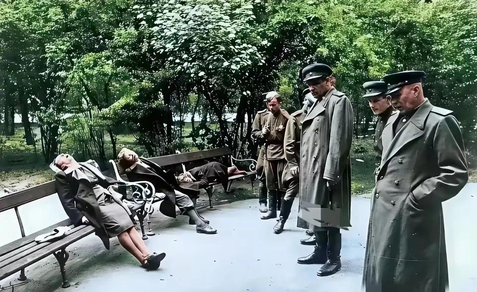 这是二战时期当年德国柏林被攻陷后，苏联红军在当地的公园中发现，一名德国军官将自己