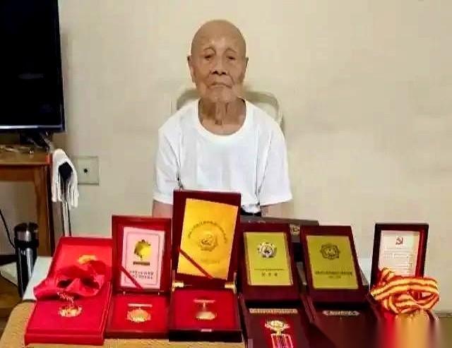 13岁，牛丢了，地主一顿毒打。他光着脚，跑了快一百里路，满脚血泡，就为了活命。