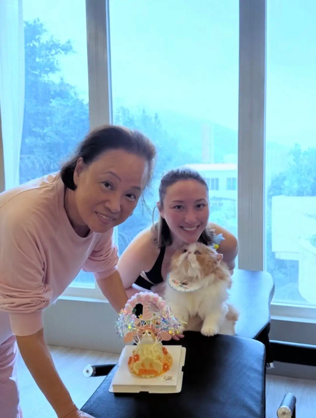 何超莲罕晒三房全家福，72岁陈婉珍素颜露脸，为子女庆生状态真实！