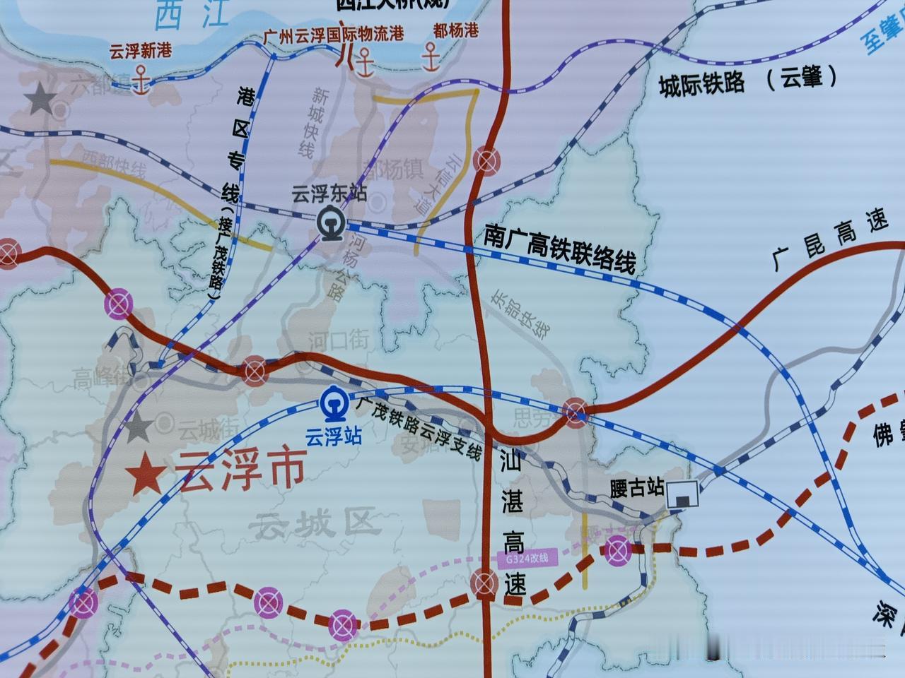 云浮的交通会越来越发达，大家可能都看出来了，目前来说云浮的经济是比较落后，但是它