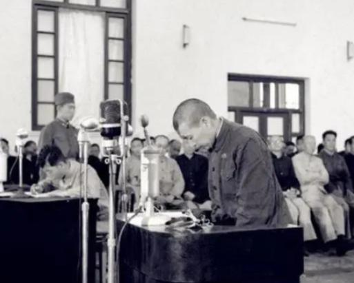 狱中，赵一曼的肚子被灌得鼓了起来，旁边的敌人拍了拍她的肚子，笑着说："再灌点。"