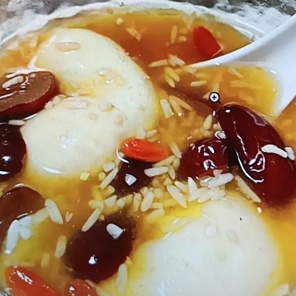 姐妹们，暖宫驱寒的秘诀来了！红豆可是个好东西，和红枣一起煮，那效果简直绝了。红