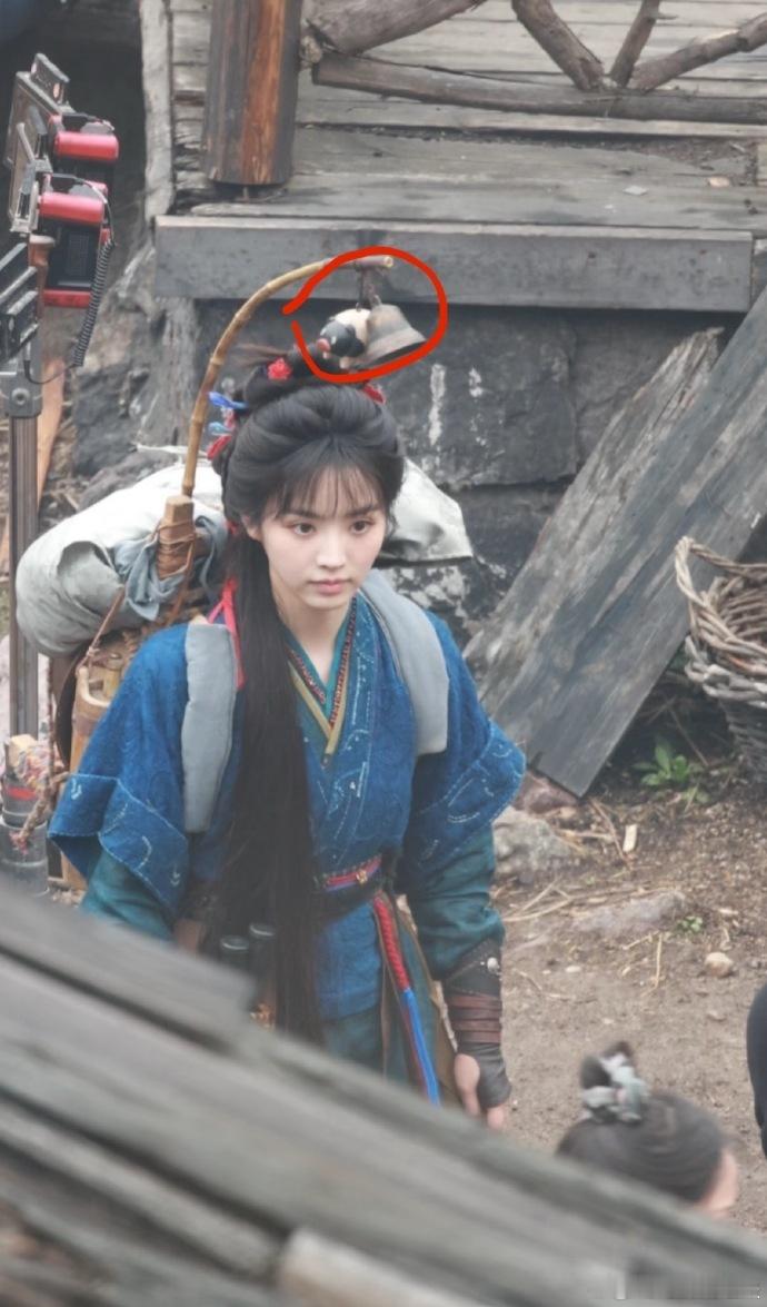 田曦薇挂上了樊长玉的猪猪挂件田曦薇腰上挂了樊长玉猪猪挂件田曦薇张凌赫hi6上班路