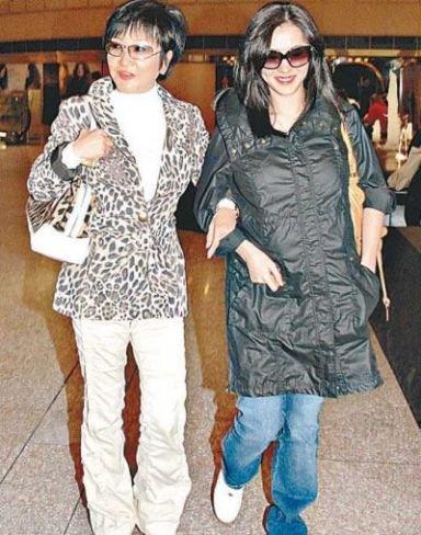 那年张柏芝和婆婆狄波拉亲如母女，只是不知离婚后她们还能这么好不？其实她们挺像的，