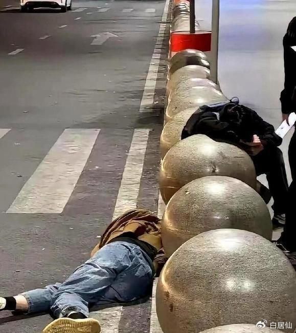 28岁小伙酒后给31岁女上司发微信：“再扣工资就娶你。”发完就关机睡了。第二天醒