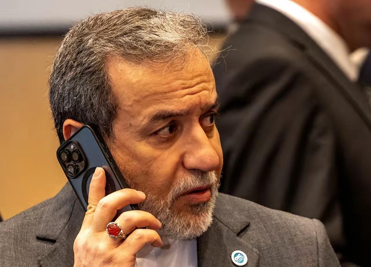 使用苹果手机的伊朗外长让人看不懂！3月2日，伊朗外长阿拉格齐与阿曼外交大臣巴德尔