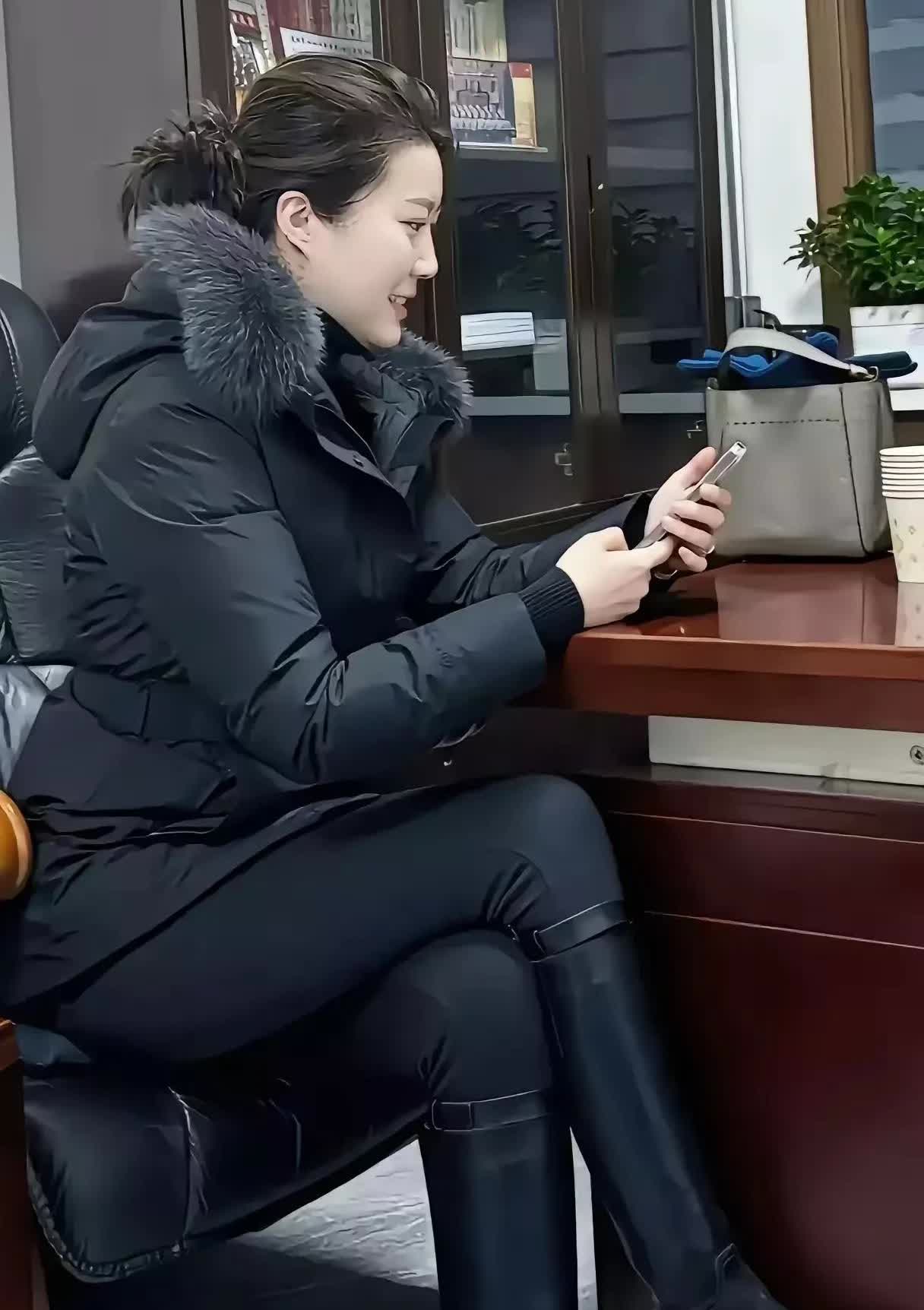 猜猜看，这位女子什么职业？1、体制内，长相高挑，穿着打扮大方得体而不张扬。