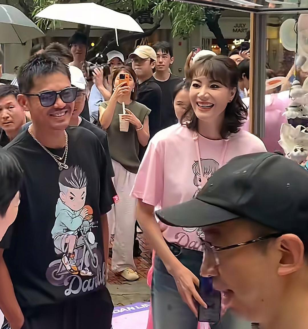 林丹和老婆谢杏芳在深圳出席活动，两个人看起来有点避嫌，几乎没有肢体接触，完全不像