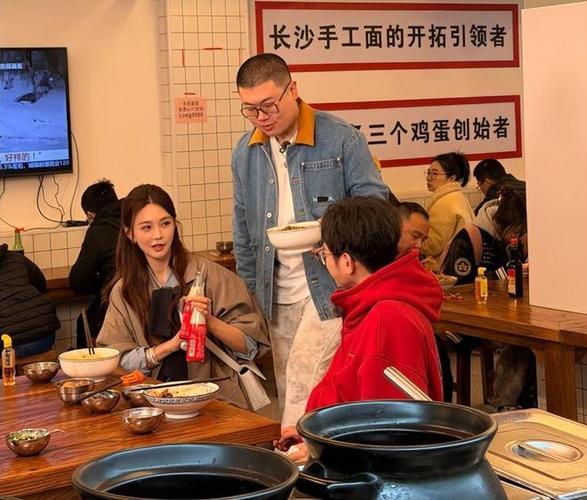 4月10日，演员吕严在广州白云机场遇见小面就餐，想加葱花遭店员拒绝：既不让自助添