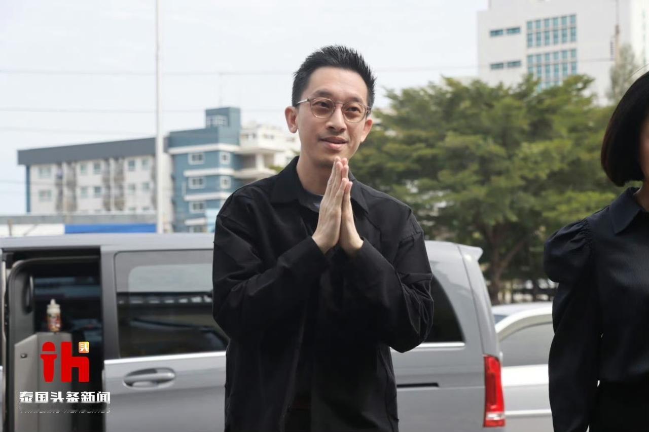 泰国前总理佩通坦和姐姐萍通坦、哥哥班通达三人一同前往曼谷KlongPrem中央