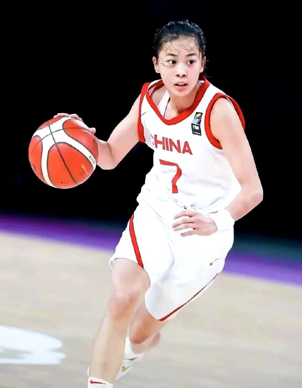 中国女篮空卫有新希望啦，她就是徐凤威。这姑娘是江苏睢宁人，司职控球后卫，现在
