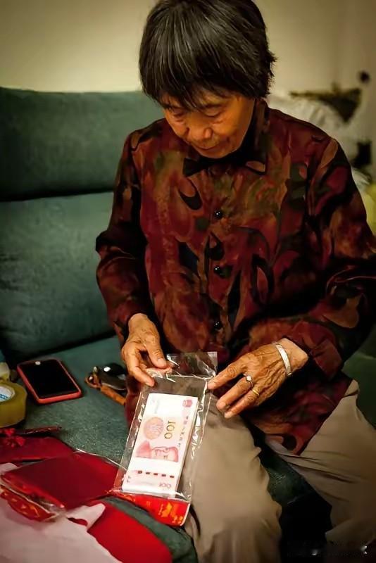 给婆婆和亲妈各转1万，两人反应天差地别我给婆婆和亲妈各转了10000块钱，两个