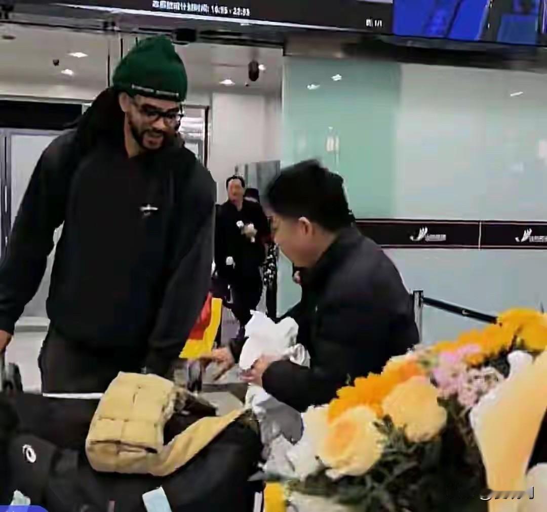 山东男篮大外琼斯完成体检，已经抵达内蒙古，与山东男篮大部队会合，他选择了8号球衣