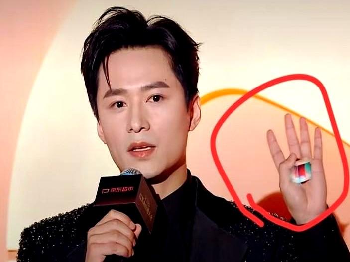 大家发现了吗？今天王皓祯红果创作大会首秀。他从业这么多年头一回参加线下活