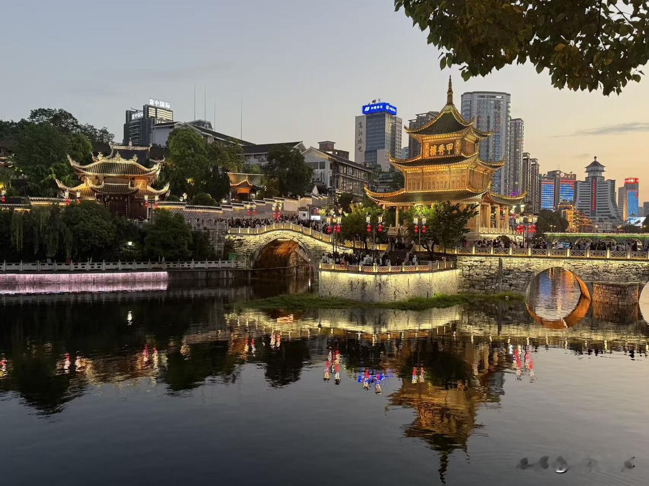 景区门票仅仅15元，但坐一下摆渡车，收你不商量，20元。这肯定是山西的悬空寺景