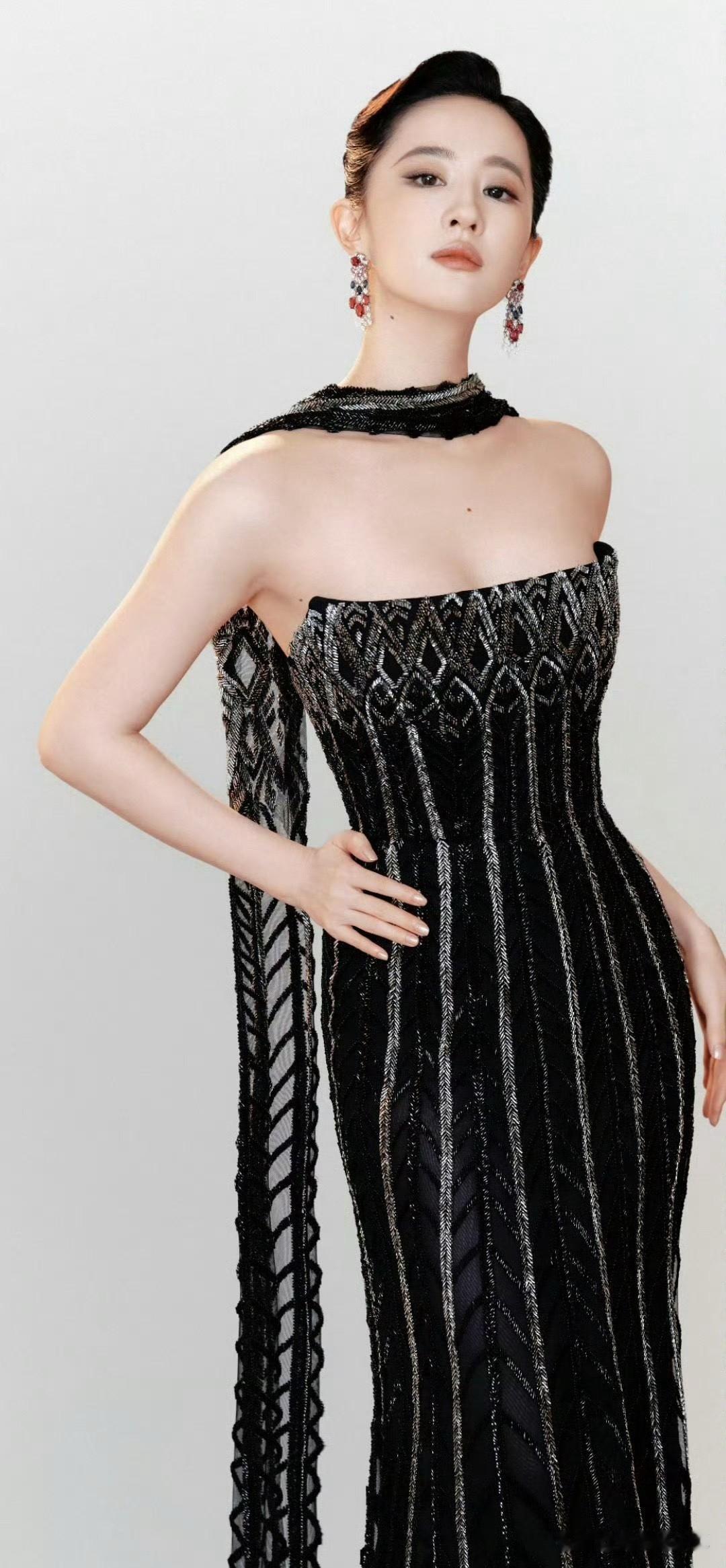 哇塞，刘亦菲这套造型真的好像一只高贵的黑天鹅太漂亮了！