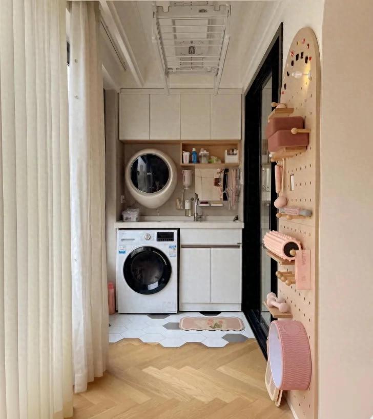 装修时，设计师问洗衣机放哪儿，我脱口而出：“阳台啊，大家都这么放。”结果住了半年