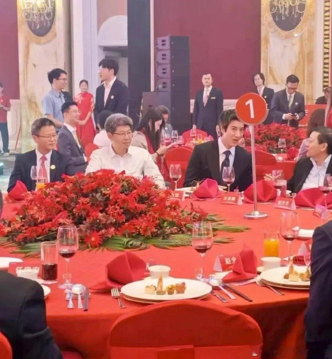 宇树科技上市答谢午宴昨天中午在上海浦东香格里拉大酒店举行，王力宏、沈南鹏、创始人王兴兴同坐1号主桌。