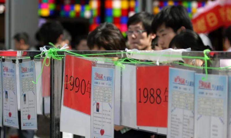 大龄剩女多的原因其实很简单——女人很难向下兼容。动物界雌性天生慕强，很好理解，