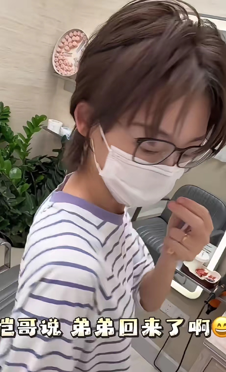 苗苗剪完短发后，直接被网友看成是中年版徐帆