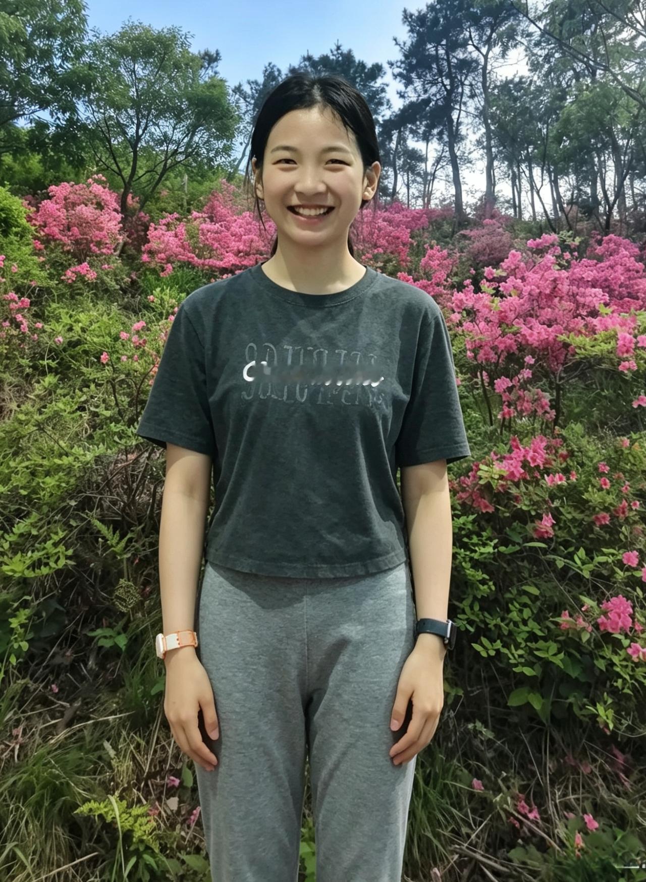 漫山的粉，是春天写的诗你站在诗的扉页风穿过花枝把你的影子，揉进流动的光里