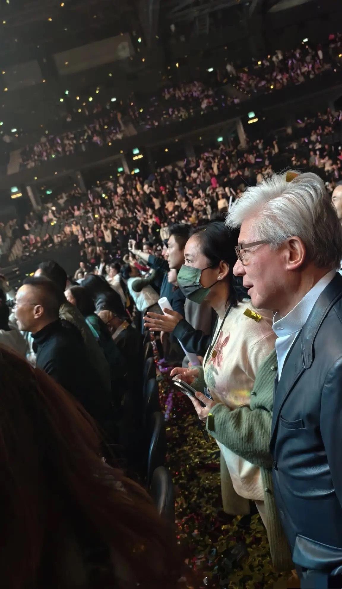 澳门偶遇郭晶晶婆婆朱玲玲和老公去看叶倩文林子祥演唱会，霍家三个儿子都陪着她好幸福