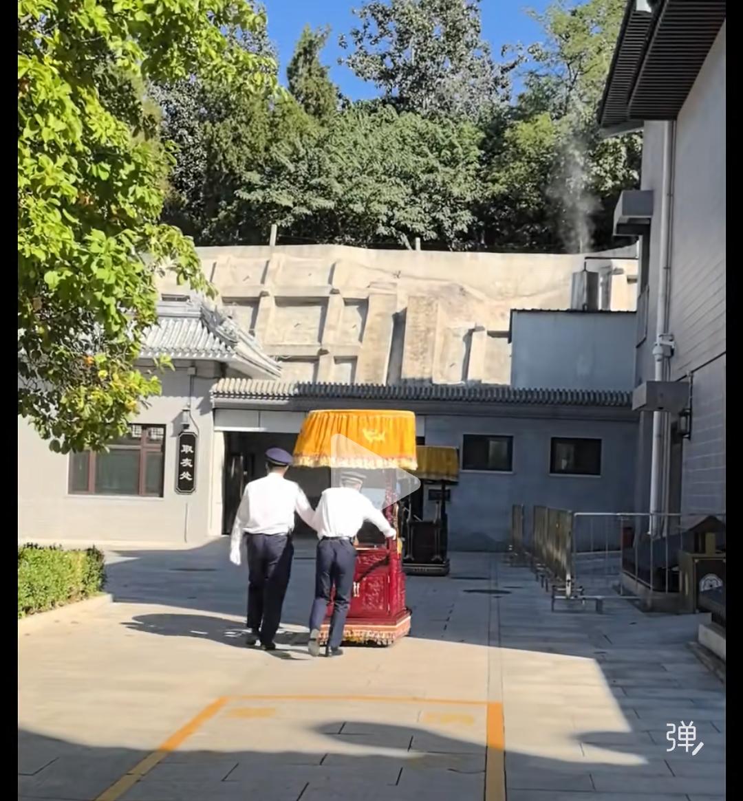 作者加速成长计划当殡仪馆人员将敬一丹骨灰推出的那一刻，也意味着她这一生真的结束了