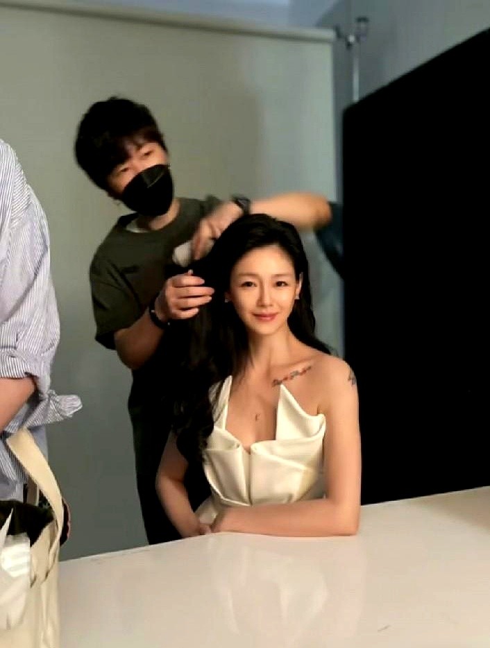 结婚三年，大S捧着手机在片场笑得像个少女。刚下镜头，她妆都没卸就低头猛按屏幕，把照片秒传给具俊晔。转