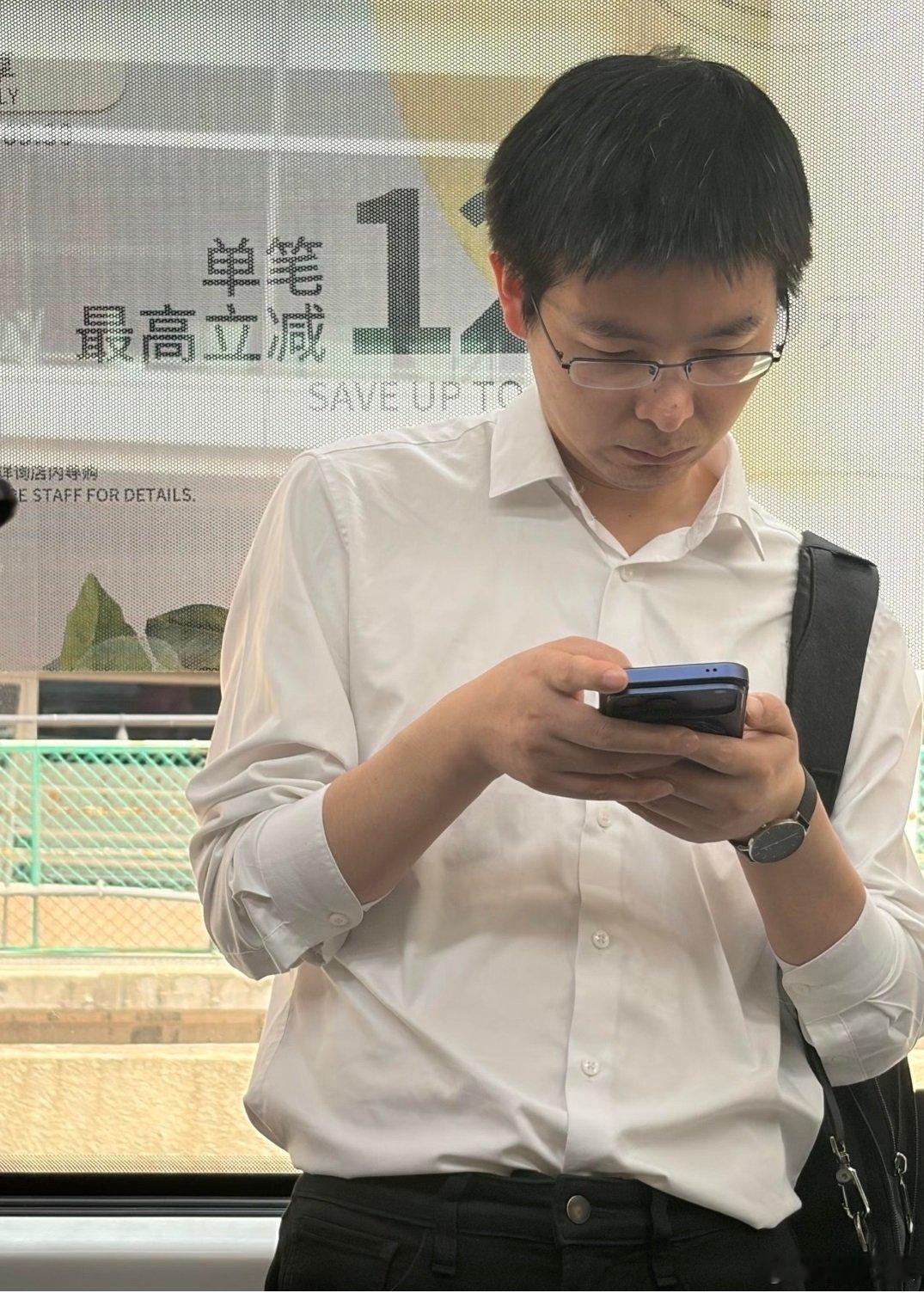 宇树老板王兴兴机场被偶遇，背个包连个助理都没有，看着老了不少？[吃瓜]​