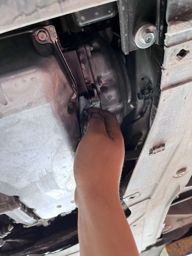 底盘漏油新车刚到1年目前跑了二万公里今天去做保养的时候拆开底盘发现有漏油的情