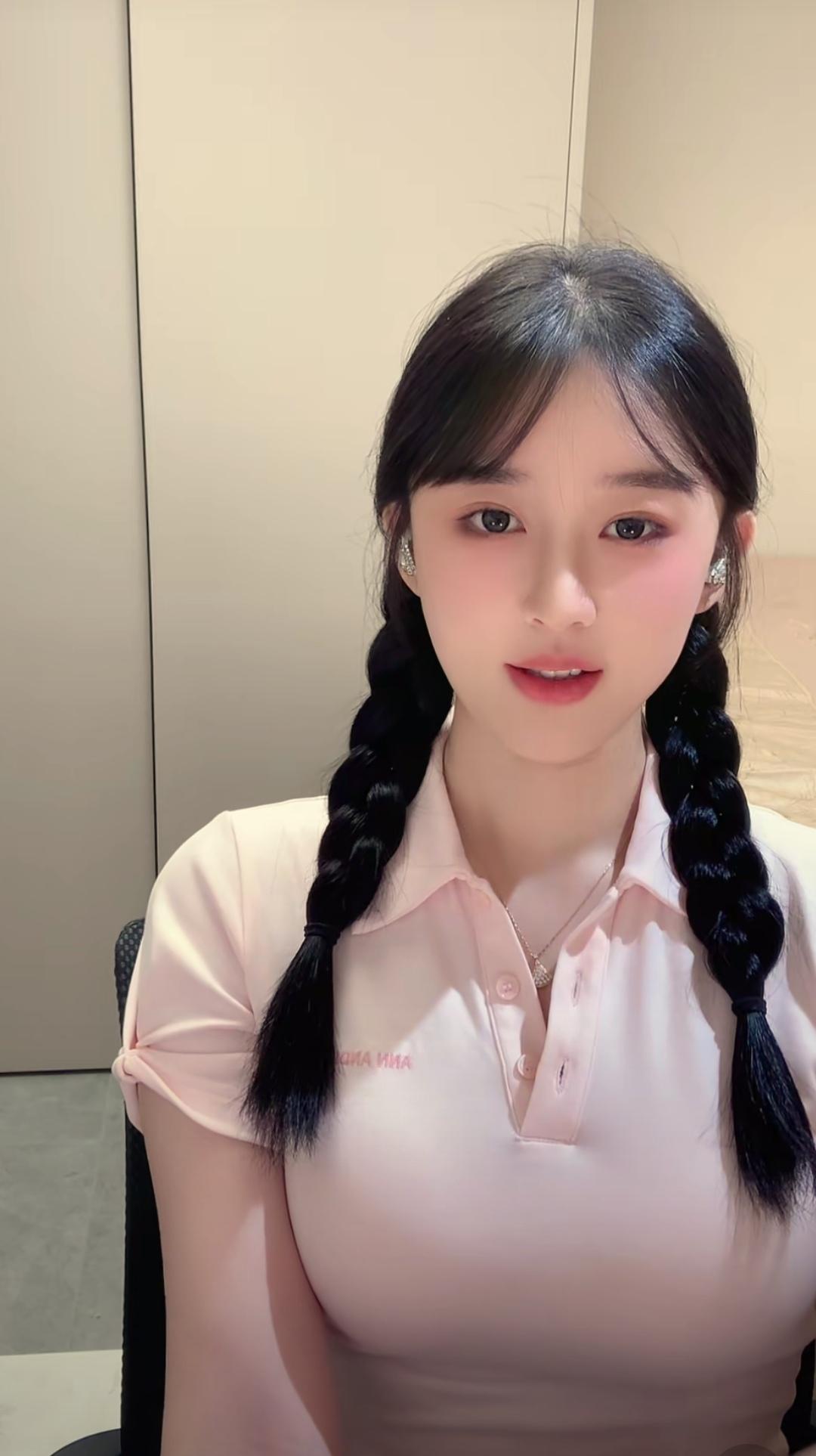 再现八十年代邻家小妹，两条辫子真可爱。甜美辫子女孩八十年代小姑娘