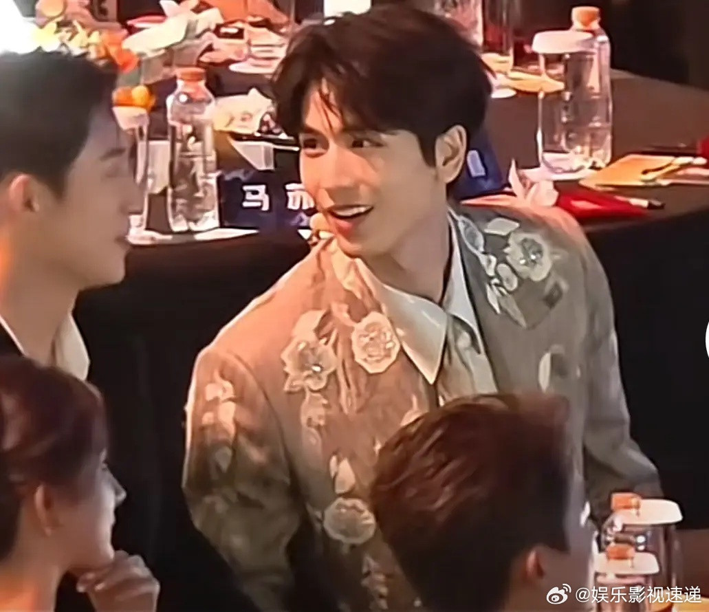 才知道张凌赫和黄景瑜合作过剧，难怪他俩能这么熟。可以看出来张凌赫太喜欢黄景瑜了，