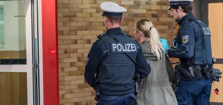 🌞1月6日报道，德国慕尼黑中央火车站，中国籍男子徐先生下楼梯时，两名匈牙利