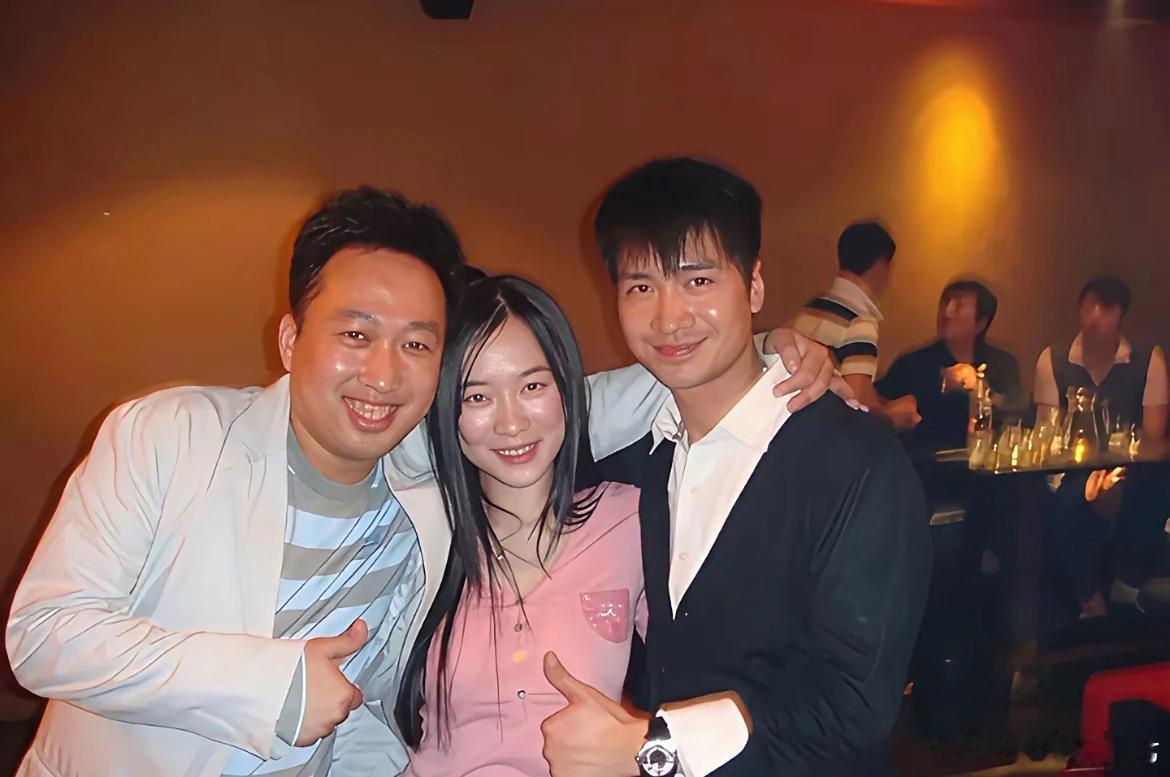 重看这张合影，才发现原来霍思燕是多余的那一个。​​​