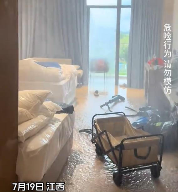 江西一家三口住酒店，小孩蹦床碰坏天花板消防喷头，全屋大水淹透，夫妻俩当场傻眼，只