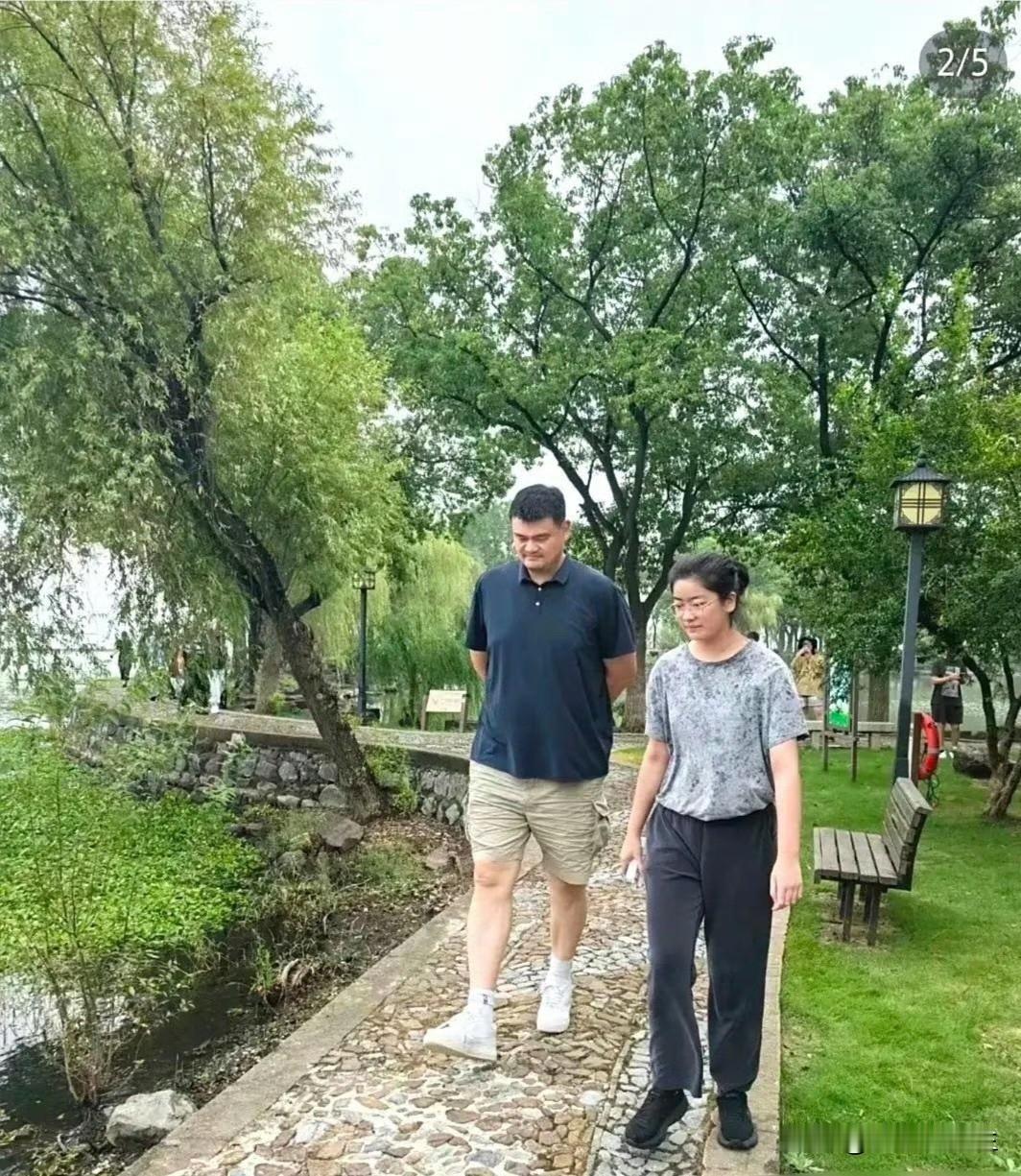 姚明女儿没打篮球，这事挺正常。哪个爹妈不想让孩子自己选路。姚明这几年采访里说